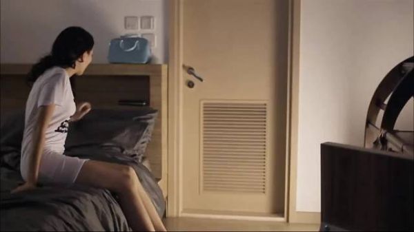 女大学生为了攒学费,和大叔谈恋爱,没想到却遇到尴尬的事