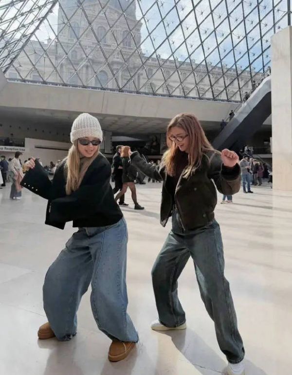 搜狐娱乐讯 2月27日，阿Sa晒出与容祖儿在卢浮宫跳舞的照片，两人尽情玩耍，表情可爱。