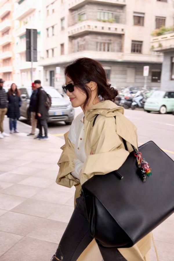 舒淇迈步街头，墨镜遮面酷感足。