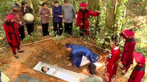 女人已经埋葬了三年 不料却在棺材里生了个婴儿！