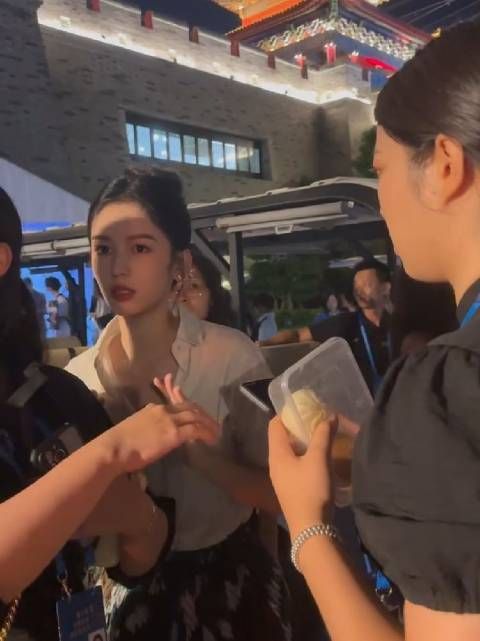 如果周也来求助我的话,我怕我会忍不住把她带回家 (只敢做梦口嗨一下 )