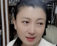 闫学晶哭穷风波后现身机场，像是“跑路”的样子，手插兜一脸不屑