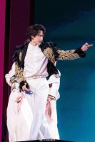 王一博春晚脚滑秒救场！明星舞台失误反应太真实