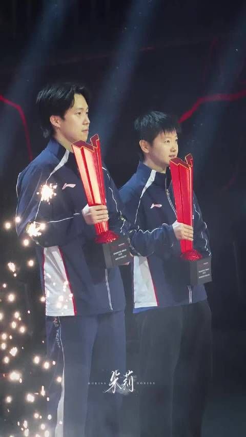 莎头幸福的冠军合照!莎还仔细了两眼头~一脸骄傲!