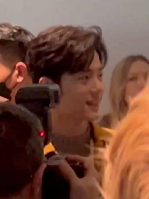 面对暴风雨般的闪光灯这个肖战就这样一直萌笑吧！