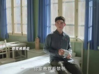 费霓家里发生地震，成为了一片废墟，方穆扬离开，费霓决定去找他