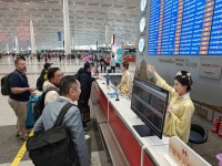 首都机场穿汉服的“服务大使”火了：元宵佳节还会亮相一天