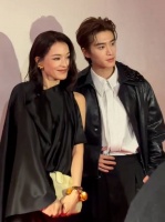 舒淇张康乐米兰时装周秀场合影