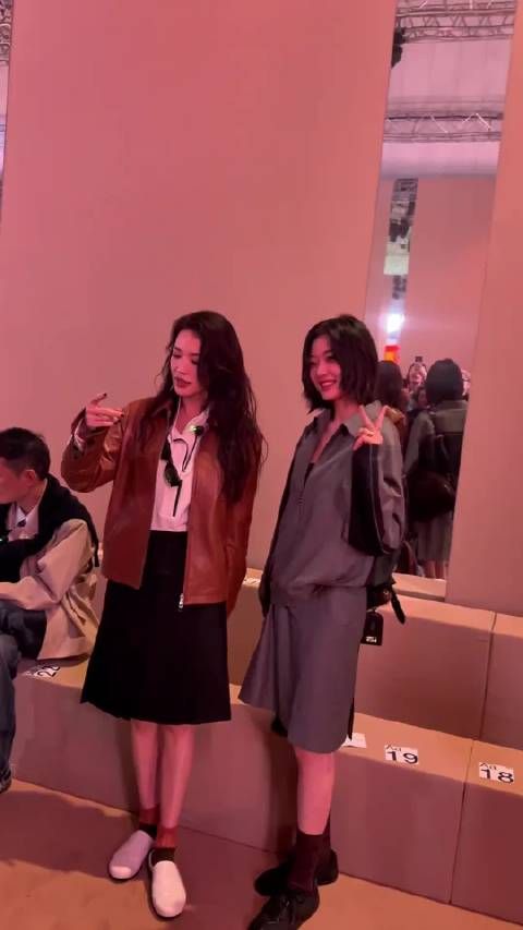 舒淇孙千米兰时装周同框,两代女神风格碰撞