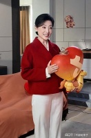 57岁周涛红白穿搭拍短剧，喜庆洋气身姿挺拔显年轻