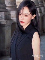 唐嫣米兰亮相红唇黑西装展自信风采