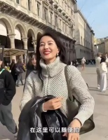 46岁高圆圆米兰街头放飞！没人认出素颜狂拍，生图状态看呆路人