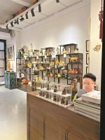 大芬村的石湾公仔“守岁人”