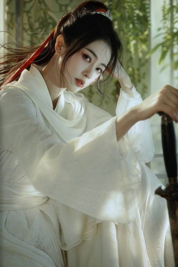 白鹿一手扶额一手握剑,尽显侠骨柔情。