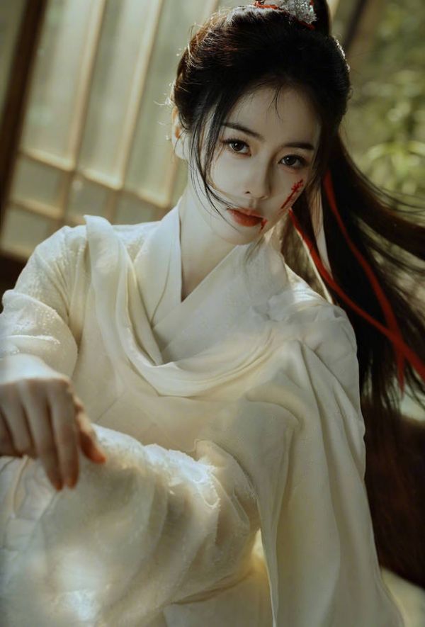 搜狐娱乐讯 3日,白鹿在社交平台分享了一组美图。图中,她身着白色侠女古装,眼神锐利,尽显清冷又飒爽的侠气。