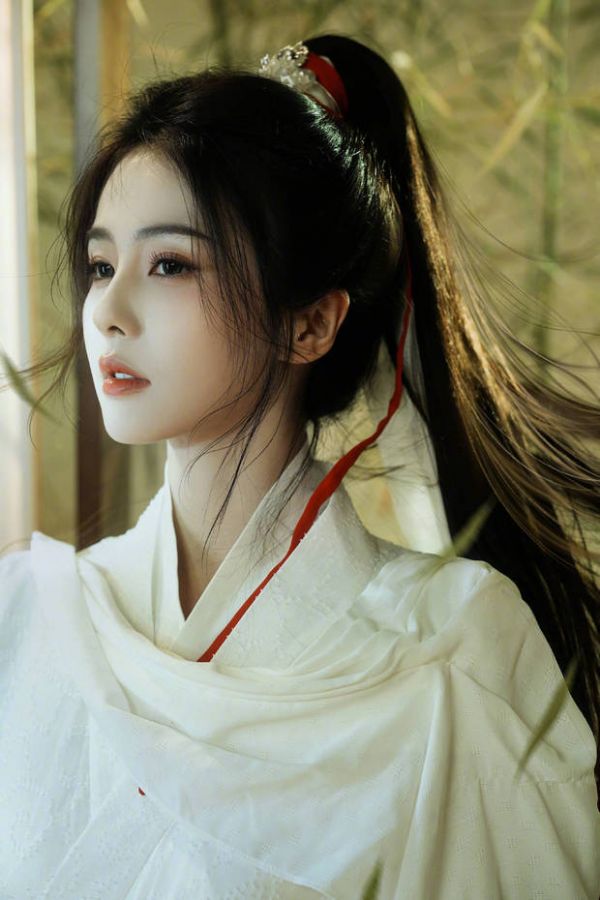 白鹿侧头浅笑,灵动英气。