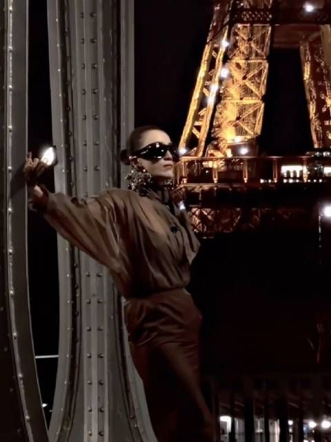 巴黎街头的晚风，遇上自带故事感的宋佳，每一帧都像电影截图，优雅又迷人