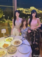 BY2带妈游希腊火上热搜，57岁妈妈颜值逆天被误认三姐妹