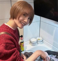 杨丞琳晒年夜饭，与李荣浩做十二道菜很丰盛，同款拍照风格超浪漫