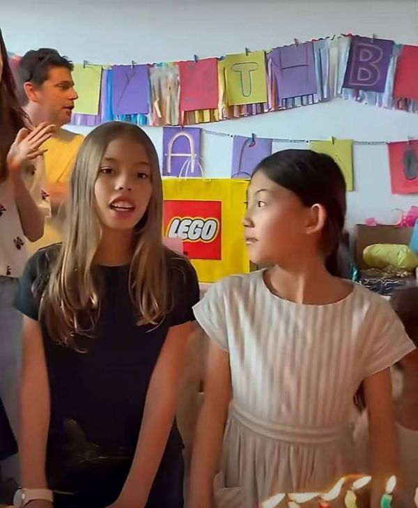 陈冠希女儿与好友同框，分享生日喜悦。