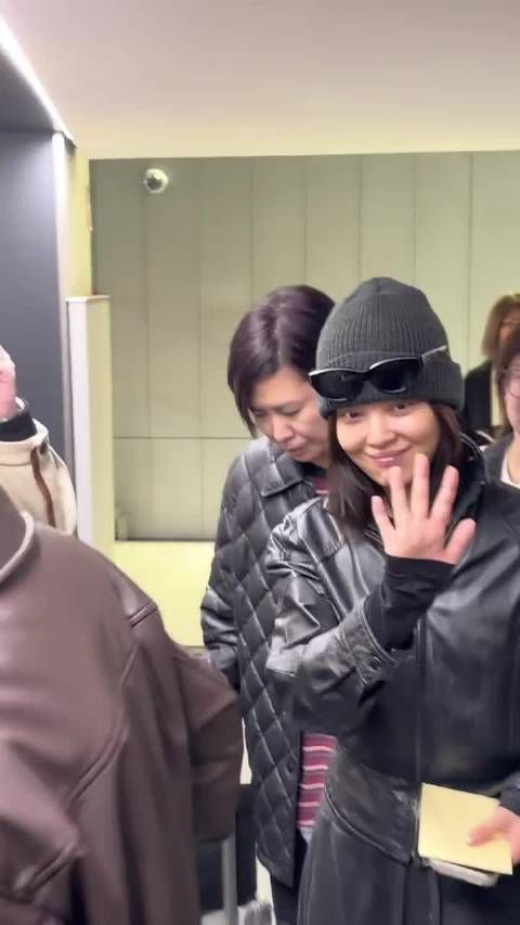 辛芷蕾巴黎到达～姐是纯素颜啊！口罩眼镜都不戴，状态好松弛