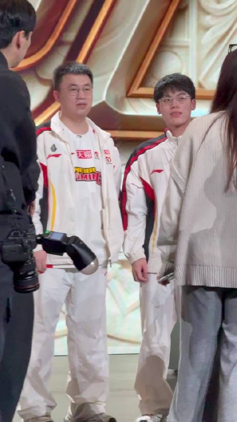 夹缝中观察五个叠在一起的拳头