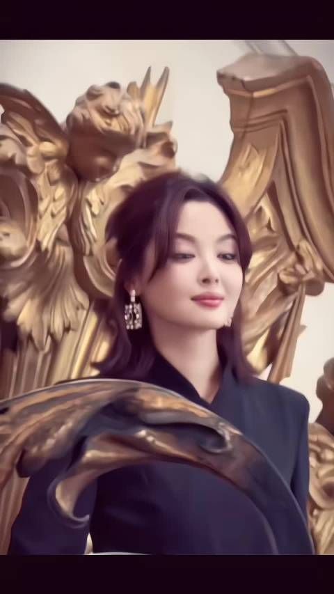 “你温柔的唇，致命的眼神”@辛芷蕾 闪耀巴黎蕾蕾！