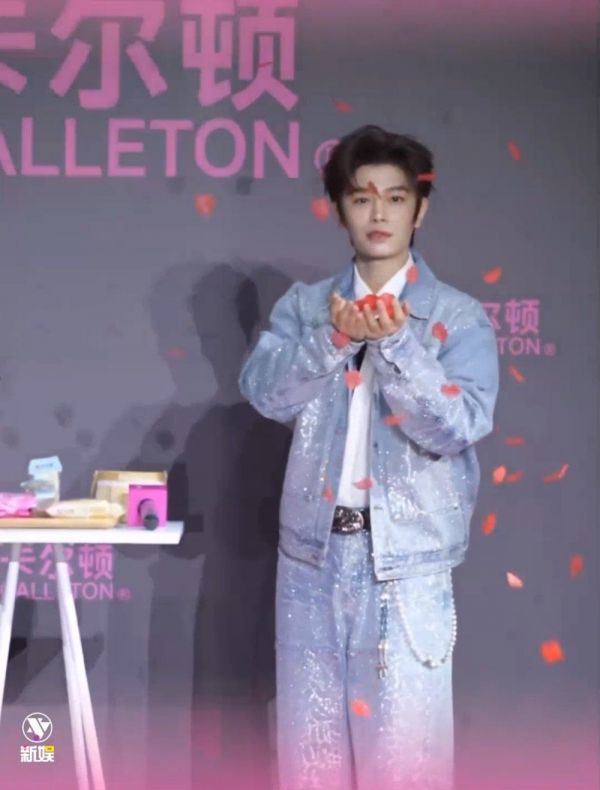 丁禹兮直播吹玫瑰花瓣宠粉