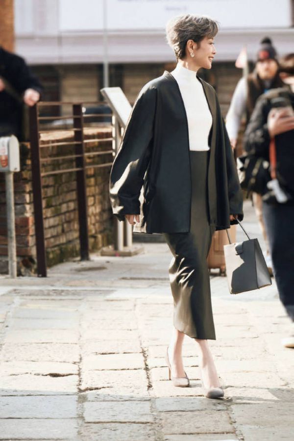 叶童穿大衣气质高挺。