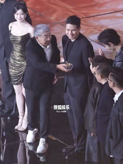 哈哈哈哈哈晓龙还想把奖杯给肖战拿 肖战一个后撤步