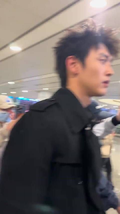 ​题外话，方穆静的头上到底有什么，瞿桦怎么那么喜欢给她整理