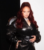 突发！蕾哈娜豪宅遭枪击，事发时本人在家，嫌疑人系30岁女子