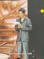 恭迎SMG视帝肖战上台领奖 恭喜肖战！