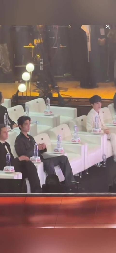 肖战周深隔着两把椅子同框，这两位都是我喜欢的，善良有礼貌的大男孩好优秀