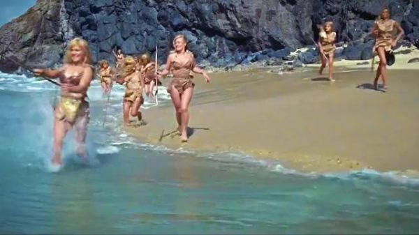 男人意外闯进原始部落 被几不女人同时看上