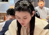 奚梦瑶和好友吃饭被偶遇，她素颜睫毛好长，头发看起来就像有钱人