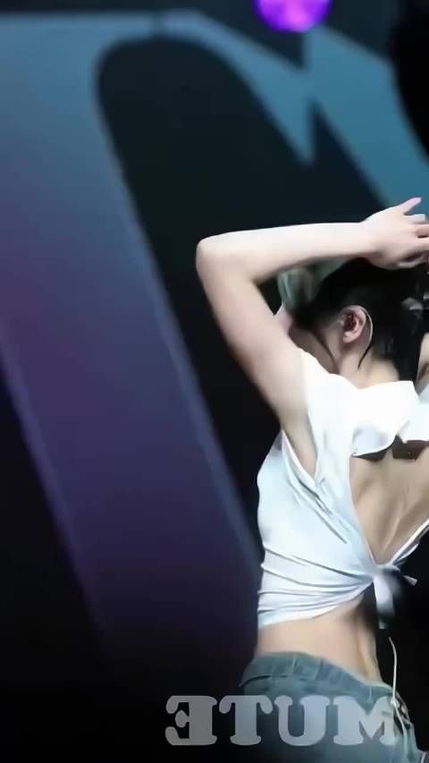 Mina穿的什么内衣这么无痕？！