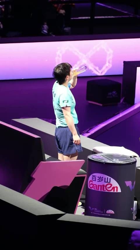 莎莎大王再现经典造型，衣服扎进裤子里