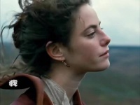 电影《呼啸山庄》还原原著争议情节，艾米莉勃朗特曾因笔名与内容遭抨击