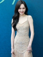 唐嫣身着高定刺绣礼服，亮相&.新店开幕活动