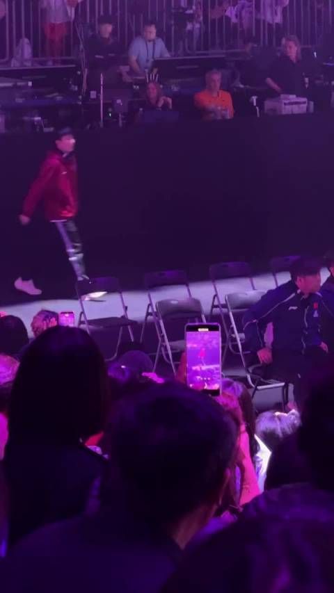 哥来观赛还拿了一盒蓝莓