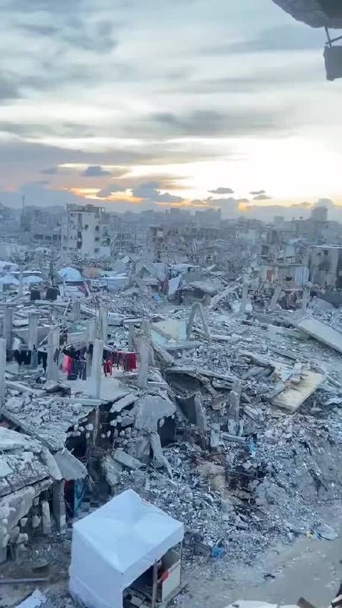 炮弹与钢筋水泥的混合体,满目疮痍,凄凉无比,战争毁掉一切….