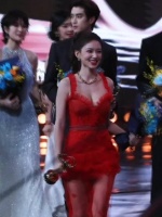 程潇红纱礼服亮相微博之夜，明艳大气成焦点