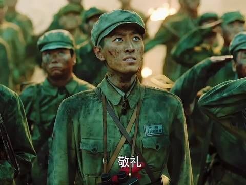 伟大的中国人民子弟兵，宁愿睡马路，也不愿意打扰百姓！