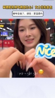 吴艳妮机场与粉丝比心！女士优先签名，被夸瘦了，调侃：更温柔吗