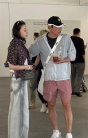 范志毅一家法国度假，小17岁妻子打扮洋气似明星，他站身旁像保镖