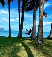 马雅舒正月一家4口泰国游，13岁混血女儿出镜个高漂亮，装扮成熟