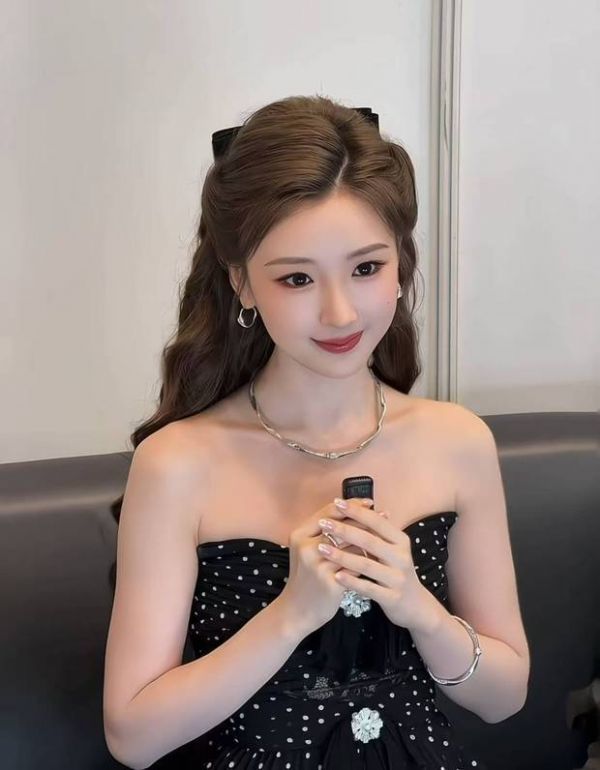 搜狐娱乐讯 近日，毛晓彤一组活动图曝光。她穿波点抹胸裙，配黑色蝴蝶结，尽显甜美灵动。