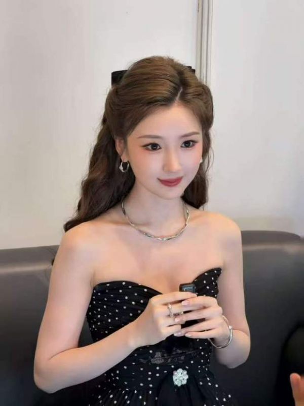 毛晓彤眉眼弯弯温柔浅笑。