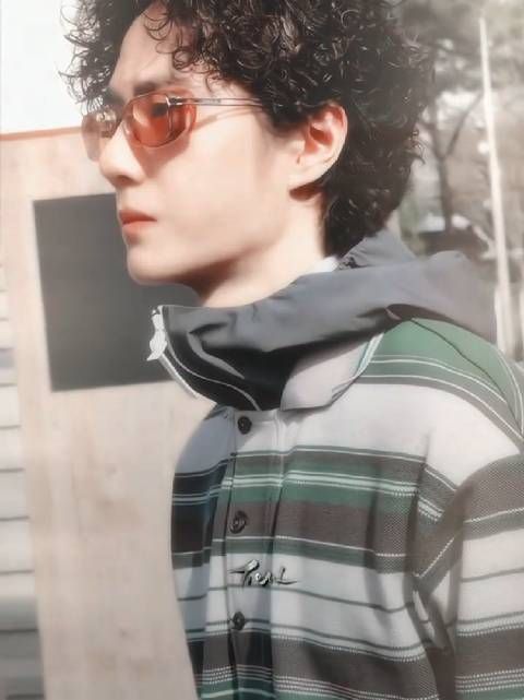 王一博亮相巴黎时装周秀场抓拍引热议